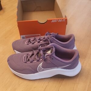 Nike Women's 7.5 Voilet and White Sneakers Legend Essentials 3 New In Box